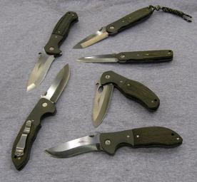 How to Safely Close Pocket Knives